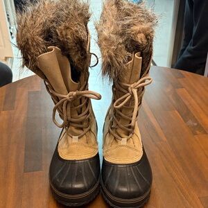 Tried on but never worn Eddie Bauer duck boots with fuzzy top